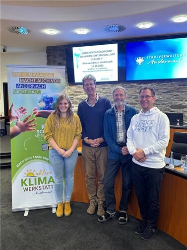 Ehrenamtsbeauftragte Nadine Neffgen, Dr. Hanno Heil, Norbert Dümpelfeld, Klimaschutzmanager Torsten Kurtz (v.l.n.r.). Foto: Angela Augustin