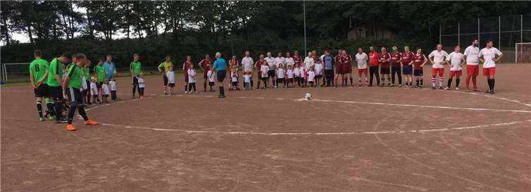 Ehrenanstoß: mit jugendlicher Unterstützung bereit für den Ehrenanstoß von Jochen Steidel und Heinrich Kessel.privat