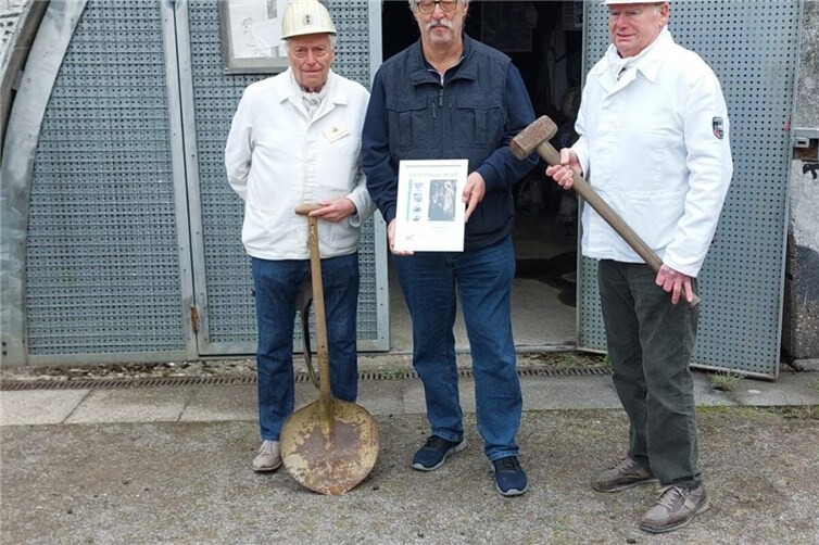 Ehrenbergmann Jürgen Bucher nach seiner Ernennung, mit Urkunde und den beiden Kumpels.