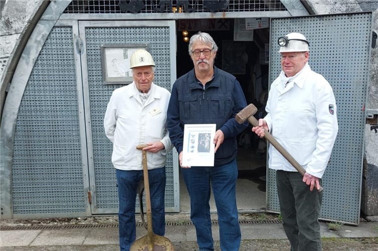 Ehrenbergmann Jürgen Bucher nach seiner Ernennung, mit Urkunde und den beiden Kumpels.