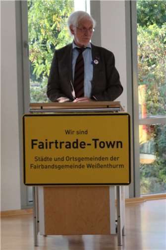 Ehrenbotschafter Manfred Holz überreicht die Zertifizierungsurkunde Ehrenbotschafter Manfred Holz.