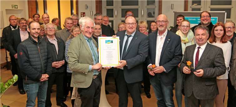 Ehrenbotschafter Manfred Holz überreicht die Urkunde an Bürgermeister Guido Nisius zur Fairtraid Gemeinde. Fotos: SES