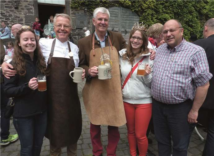 Ehrenbrauer Dr. Tack -3.v.links- mit seinem Vorgänger Elmar Schmitz -2.v.links, Weinhex Jacqueline –links-, Weinkönigin Julia -2.v.rechts- und dem Ortsbürgermeister von Winningen, Eric Peiter –rechts-