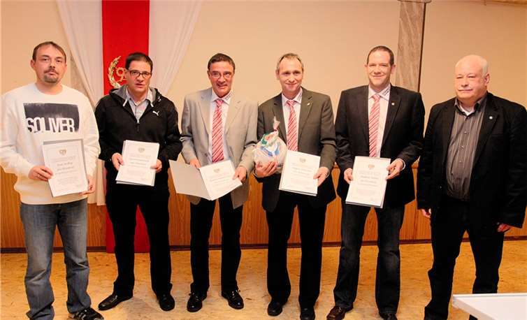 Ehrenbriefe aus der Hand von Dieter Sesterheim (r.) erhielten: (V.l.) Uwe Kolbig, Gerd Emmerichs, Robert Emmerichs, Jürgen Fleischer und Andreas Kittel. SES