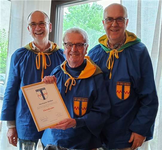 Ehrenbruder Hermann Müller erhält die Ernennungsurkunde aus den Händen von Brudermeister Andreas Barth (li.) und Vize-Brudermeister Paul Kreutz (re.). Foto: privat