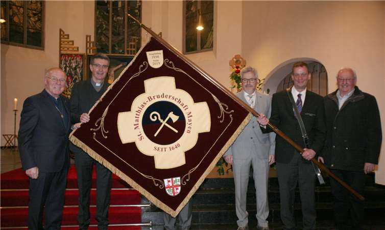 Ehrenbrudermeister Heinz Schäfer (v.l.), Bruderschafts-Präses Dechant Matthias Veit, Brudermeister Rolf Keuser, Fähnrich Karl Zillessen und Vorstandsmitglied Horst Nöthen mit der gerade geweihten Fahne. Fotos: -WE-
