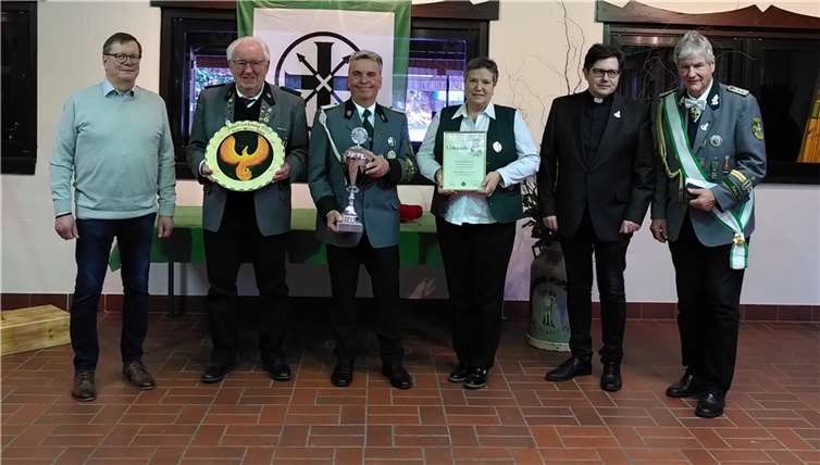 Ehrenbrudermeister Justus Reiprich, Präses Marco Hartmann (v.re.) sowie Bürgermeister Martin Lerbs umrahmen Gabi Rockenfeller-Dietz, den 1. Brudermeister Thomas Over und Siegwald Grahlow.  Fotos: St. Sebastianus Schützenbruderschaft.