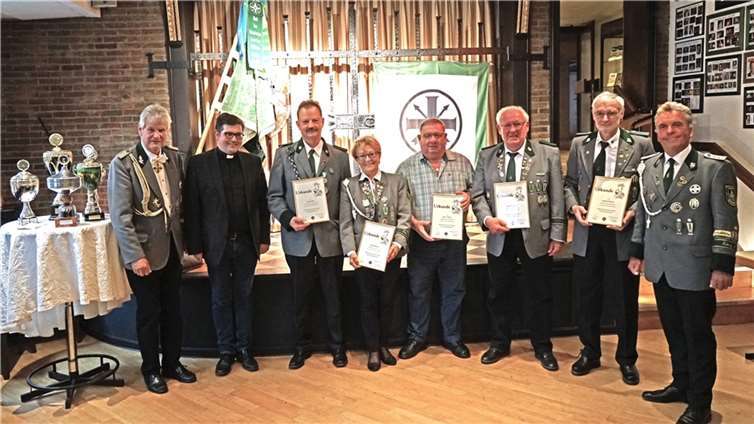Ehrenbrudermeister Justus Reiprich und Präses Marco Hartmann (von links) sowie der 1. Brudermeister Thomas Over (rechts) rahmen die Schützenjubilare ein.  Foto: Willi Schmitz