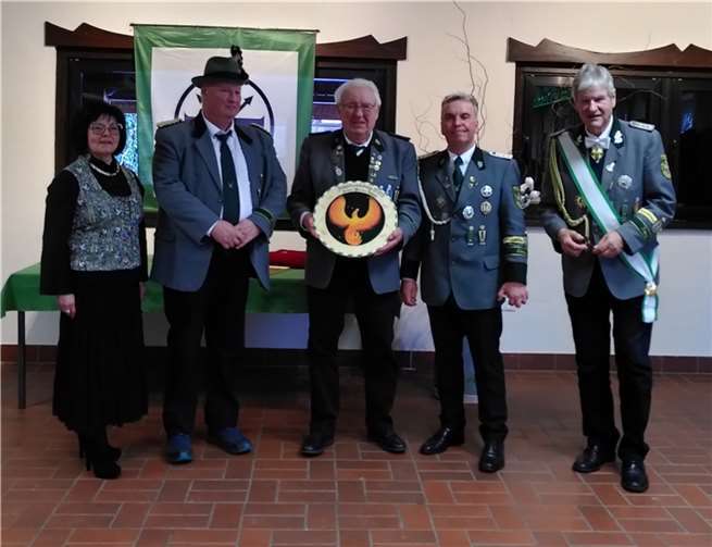Ehrenbrudermeister Justus Reiprich und der 1. Brudermeister Thomas Over mit Siegwald Grahlow und dem Kaiserpaar Werner und Michaela Scheid. Foto: St. Sebastianus Schützenbruderschaft.