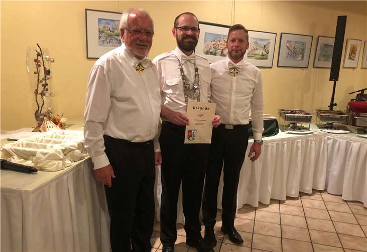Ehrenbrudermeister Wilfried Huhn, Jubilar Michael Zimmermann (25 Jahre Tambour-Coprs) und Brudermeister Jörg Gries.