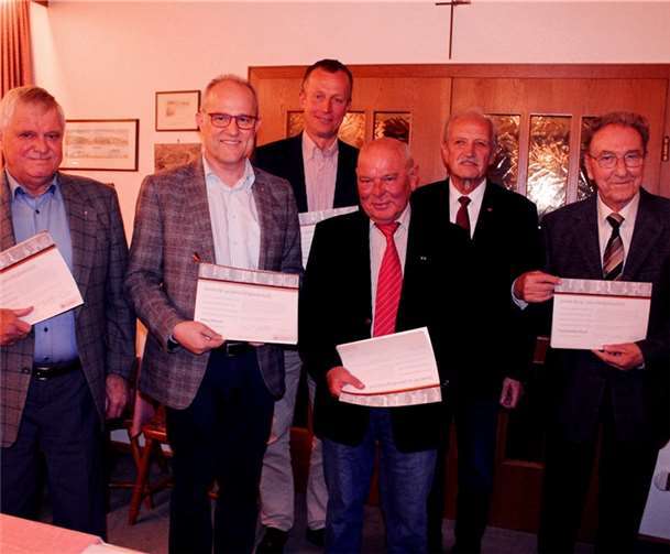 Ehrenbürger Werner Zimmermann übernahm die Laudatio für die langjährigen CDU-Mitglieder. DL