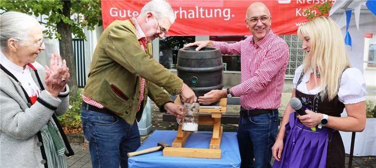 Ehrenbürgerin Erika Meyer zu Drewer, Ortsvorsteher Michael Sell, Bürgermeister Bert Spilles und die Vorsitzende der KG Merl, Kerstin David beim Fassanstich. -StF-