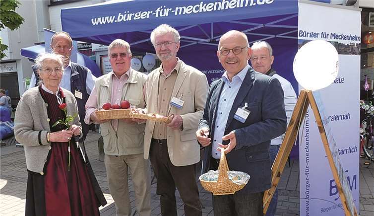 Ehrenbürgerin Erika Meyer zu Drewer am Stand der BfM mit Vorstandsmitgliedern. Von rechts: Dieter Ohm, Klaus-Jürgen Pusch, Johannes Steger und Joachim Behne. privat