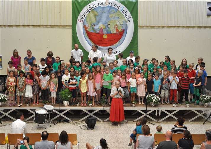 Ehrenbürgerin Erika Meyer zu Drewer von der Bürgerstiftung Meckenheim bedankt sich herzlich bei Nachwuchssängern und Publikum von „Meckenheim singt“. Foto: Bürgerstiftung Meckenheim