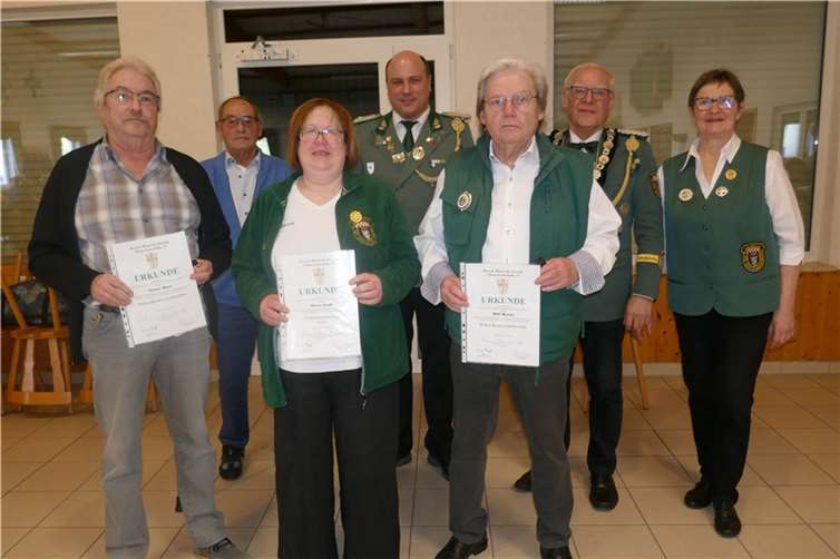 Ehrenbundesmeister Jürgen Rausch, Brudermeister Christoph Nolden, Bezirkskönig Ulrich Eckhard und Frauensprecherin Maria Böhm gratulierten den geehrten Dietmar Meyer, Bianca Osiecki und Willi Massion.  Fotos: Ulrich Eckhard