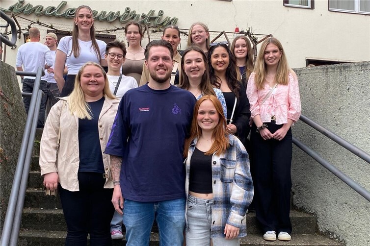 Ehrendamen mit dem Neuen Maikönigspaar Leonie Carmona und Nick König