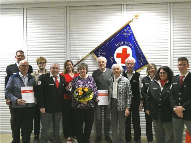 Ehrende und Geehrte des DRK-Ortsvereins Niederzisen (v.li.) Mike Robe, Erich Keiper, Marvin Engel, Klaus Schneider, Sandra Raabe-Robe, Elfriede Keiper, Alfred Meid, Magdalene und Willi Fuhrmann sowie die Bereitschaftleitung mit Nicole Friedsam, Christiane Roßmeier und Markus Nerger. Foto: Willi Fuhrmann