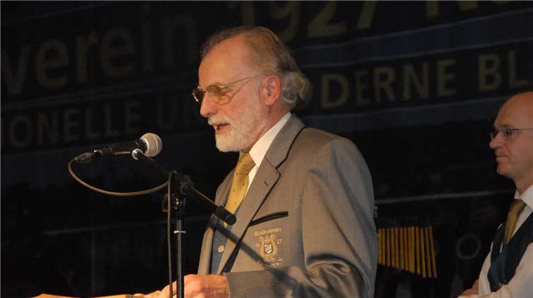 Ehrendirigent Karl-Georg Nastold führte mit interessanten Erläuterungen zu den gespielten Stücken durchs Programm.