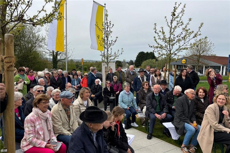 Einsegnung in Heimbach-Weis mit Musikverein und Bischof Helmut Dieser
