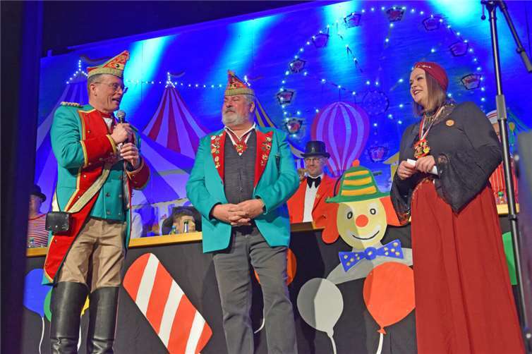 Ehrengäste Jörg Lempertz und Achim Grün mit Sitzungspräsidentin Meike Schaab (von links). Foto: Katharina Mehlis / Caritas Zentrum