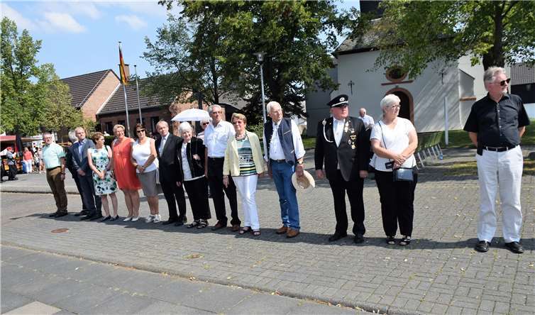 Ehrengäste aus Vereinen und der Politik nahmen an der Kranzniederlegung teil. Fotos: EICH