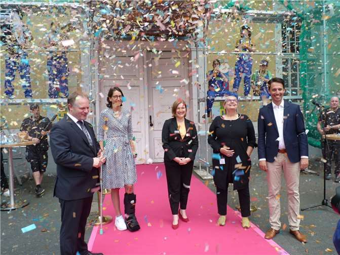 Ehrengäste bei der Eröffnung (v.l.) Oberbürgermeister Jan Einig, Isabelle Fürstin zu Wied,Kulturministerin Katharina Binz, Julia M. Staerk und Intendant Lajos Wenzel. Fotos: HE