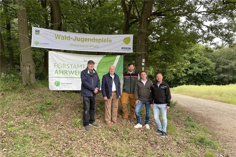 Ehrengäste besuchen die Waldjugendspiele: Jürgen Saess, Hans-Jürgen Juchem, Forstamtsleitung Martin Dreist, Marcel Caspers, Björn Ingendahl