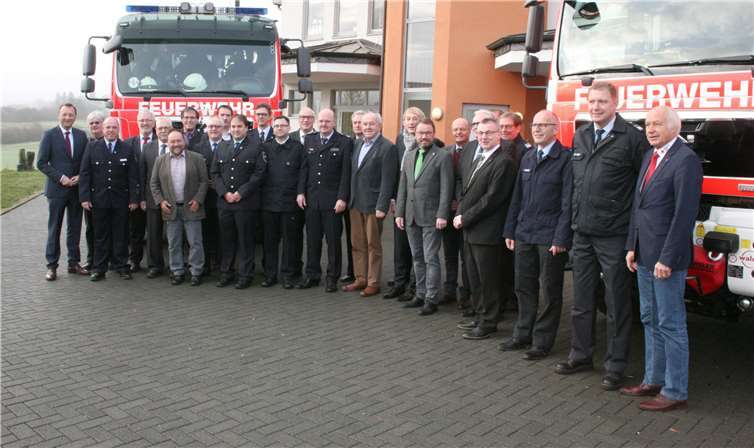 Ehrengäste des Kreisfeuerwehrverbands in Mayen-Hausen waren neben vielen Wehrleitern besonders Landrat Dr. Saftig, Bundes- und Landtagsabgeordnete sowie weiter aus der kommunalen Familie Mayens Oberbürgermeister Treis und viele Bürgermeister der Verbandsgemeinden. Fotos: WE