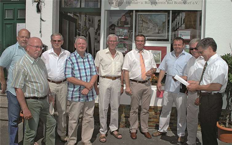 Ehrengäste und Gründungsmitglieder des Heimat und Bürgervereins vor dem Heimatarchiv in der Bad Bodendorfer Hauptstraße. -BL-