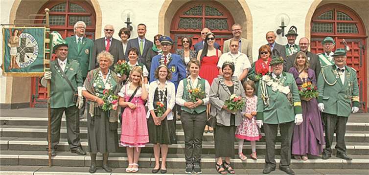 Ehrengäste und die neuen Schützenmajestäten hatten sich zum Defilee an der Pfarrkirche St. Martin aufgestellt.STEIN