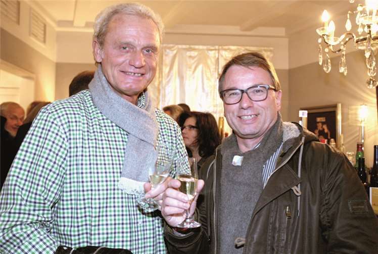 Ehrengast Hans-Peter Briegel und Mayens Oberbürgermeister Wolfgang Treis lobten neben dem guten Sekt des Spitzenwinzers Josef Weckbecker aus Moselkern besonders die leckeren „Appetitanreger“ von Jupp Wagner. Das Restaurant Gourmet Wagner war Treff- und Sammelpunkt der höhenbegeisterten Weinliebhaber.