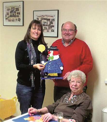 Ehrenmitglied Dorle Kissel zog unter Aufsicht von Günther Deis die Preise aus. privat