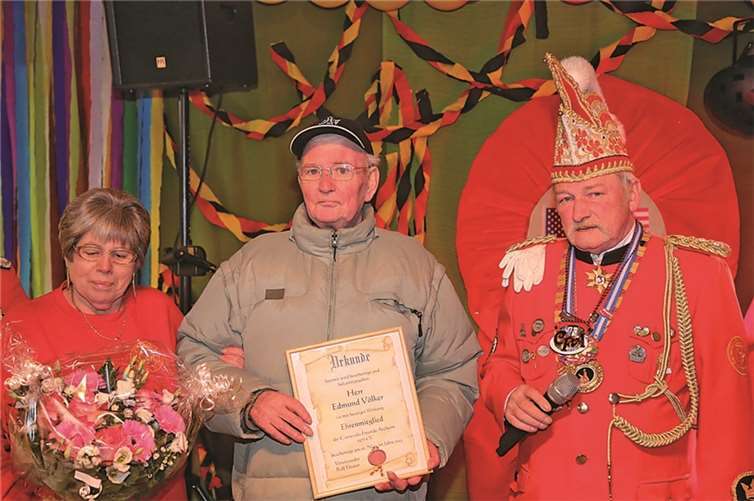 Ehrenmitglied Edmund Völker und der Vorstand der Carnevalsfreunde Arzheim.privat