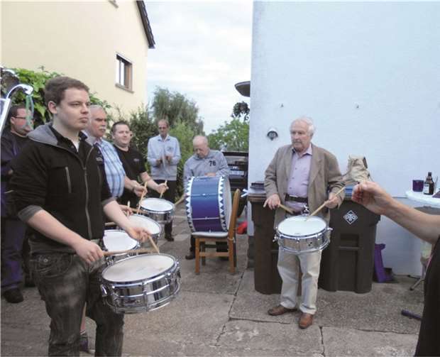 Ehrenmitglied Hans Mühleib mit der Pauke und Ehrentambourmajor Alex Krämer mit der Trommel.