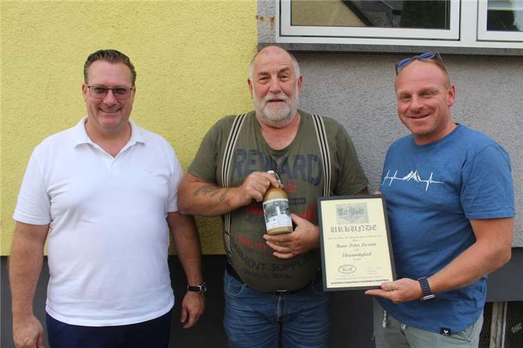 Ehrenmitglied Hans-Peter Luxem (Mitte) mit dem 1. Vorsitzenden Stefan Reck (rechts) und dem 2. Vorsitzenden Gino Gilles (links).  Foto: privat
