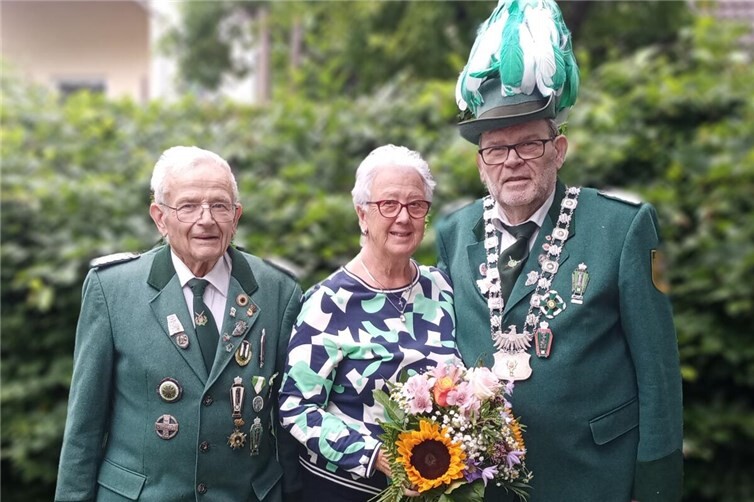Ehrenmitglied Hans Sturm und das Königspaar Hannelore und Karlheinz Pistono.
