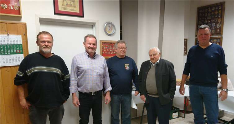 Ehrenmitglied Heinrich Karl Fett mit dem Vorstand.Quelle: Kraftfahrerverein Andernach