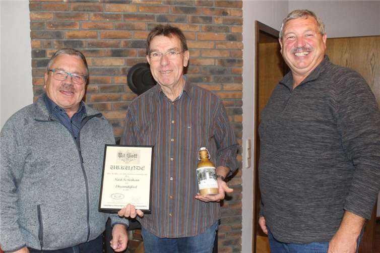 Ehrenmitglied Kurt Sesterhenn (Mitte) mit dem 1. Vorsitzenden Heinz Junker (li.) und Kassierer Berthold Groß. Foto: privat