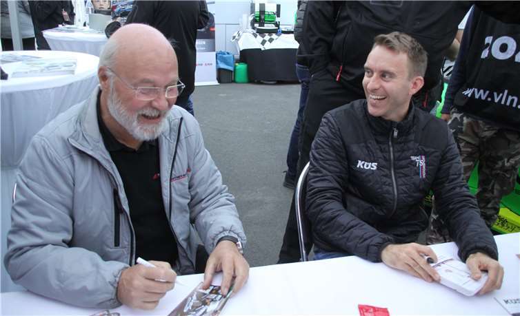 Ehrenmitglied Olaf Manthey und Weltmeister Timo Bernhard (v.l.) schrieben fleißig Autogramme.