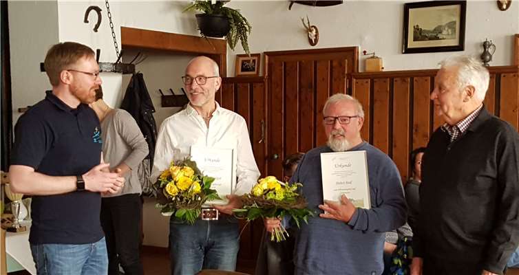 Ehrenmitglied Otto Betzner (rechts) und Christian Grau (links) beglückwünschten die neuen Ehrenmitglieder Klaus Ohlenhardt (Zweiter von links) und Hubert Raaf.Fotos: Jan Bodenheim