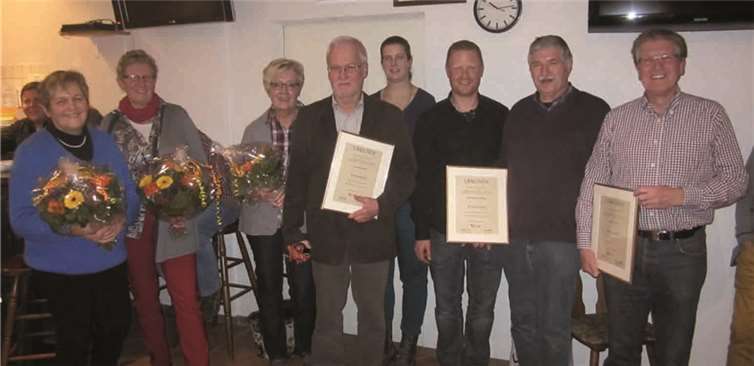 Ehrenmitglieder Herbert Wolf (1.v.r.), Franz Josef Schubert (2.v.r.) sowie Manfred Böhm (5.v.r.) erhielten ihre Ehrenurkunde vom 1. Vorsitzenden Thomas Dreier (3.v.r.).PSM