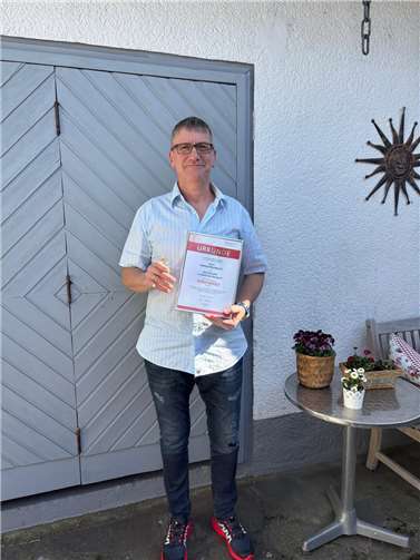 Ehrennadel in Gold mit Diamant und Ehrenbrief für Helmut Breidbach.Foto: Musikverein Leutesdorf