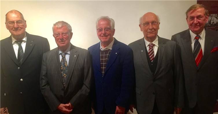 Ehrennadeln und Geschenke erhielten die Jubilare der Meckenheimer CDU (v.l.): Rainer Erwin Keßler, Günter Elo, Helmut Pütz, Helmut Wegner und Dietrich Lenski.privat