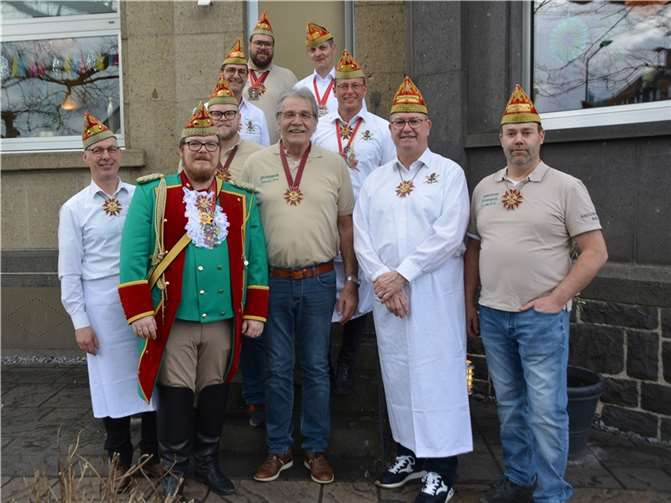 Ehrenordenträger Werner Müller (vordere Reihe Mitte) neben Kommandeur Tim Herrmann im Kreis der Prinzengardisten.  Fotos: BE