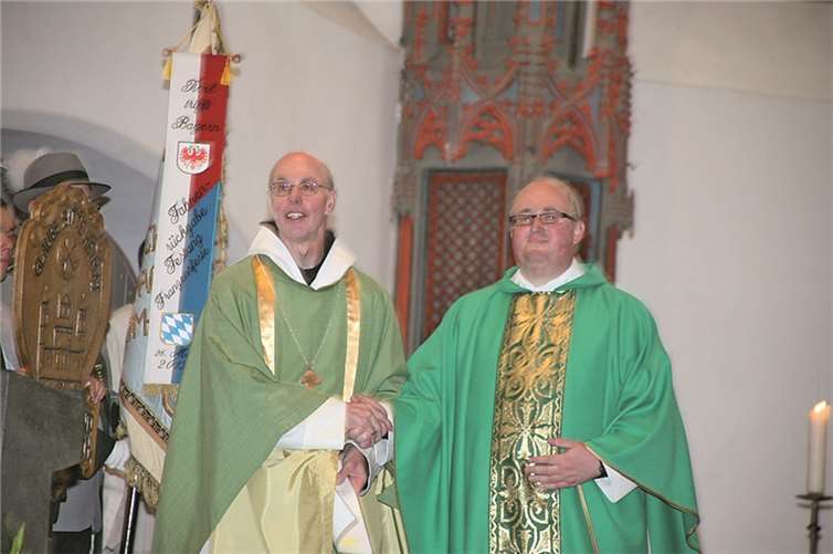 Ehrenpräses Abt Benedikt Müntnich von Maria Laach (l.) führte im Rahmen des Festgottesdienstes Pastor Dr. Volker Malburg aus Kaisersesch als neuen Bezirkspräses des Schützenbundes Maria Laach in sein Amt ein.