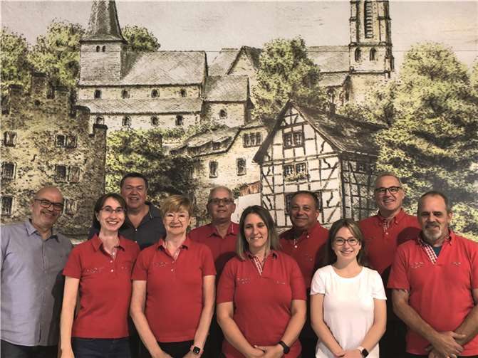 Ehrenpräsident Heiner Schumacher (5. v. l.) und der neu gewählte Vorstand (v.l.): Toni Schüller, Andrea Effelsberg, Peter Dederichs, Renate Prescher, Nicole Nips, Christoph Knappe, Michelle Bong, Jürgen Bröhl, Jürgen Neudeck. Foto: privat