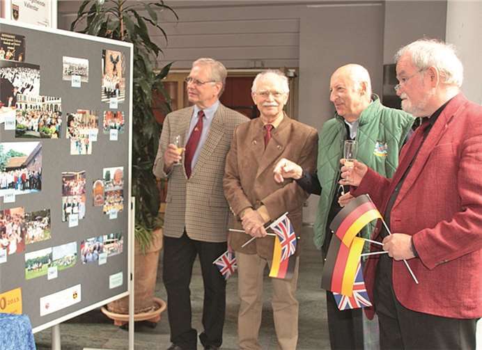 Ehrenpräsident Karl Kirch (Zweiter von links) und Vorsitzender Ingo Brenne (rechts) sehen sich die Fotoausstellung aus dem Archiv von Kurt Pfahl (links) an, die Werner Klinkeit (Zweiter von links.) zusammengestellt hat.