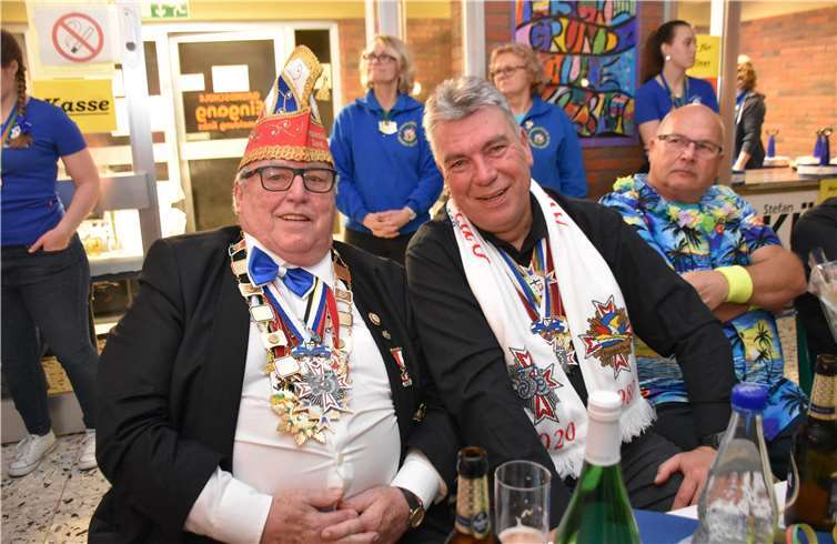 Ehrenpräsident des Prinzenklubs Rheinbach, Hans Josef Trimborn, und Präsident Ralf Dahs waren nach Merzbach gekommen.