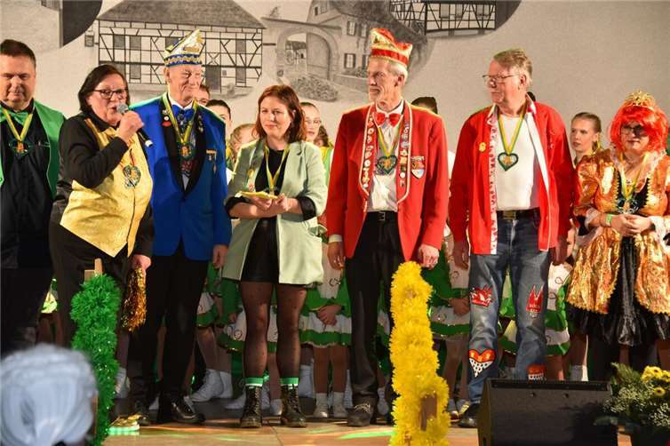 Ehrenpräsidentin Elisabeth Hüllen und Sitzungspräsidentin Lena Adomeit begrüßen die Gäste aus Merzbach, Ringen und Adendorf sowie Ratsmitglied Oliver Henkel. Foto: privat