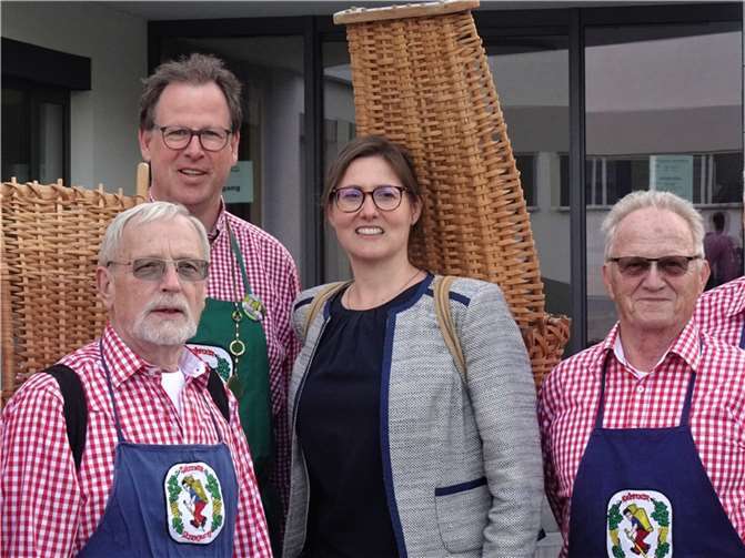 Ehrenrazefrau Kathrin Laymann bei der Ernennung:v.li. Oberrazejung Ralf Menden, Uwe Berens Ehrenrazejung 2022, Kathrin Laymann und Razejung Hans Georg Schmidt.